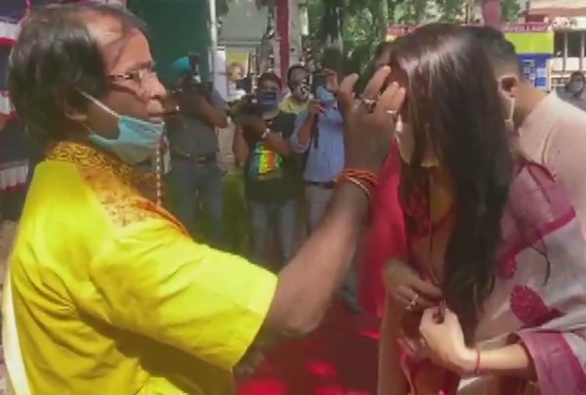 nusrat jahan on durga ashtami dhaak dance and worshiped