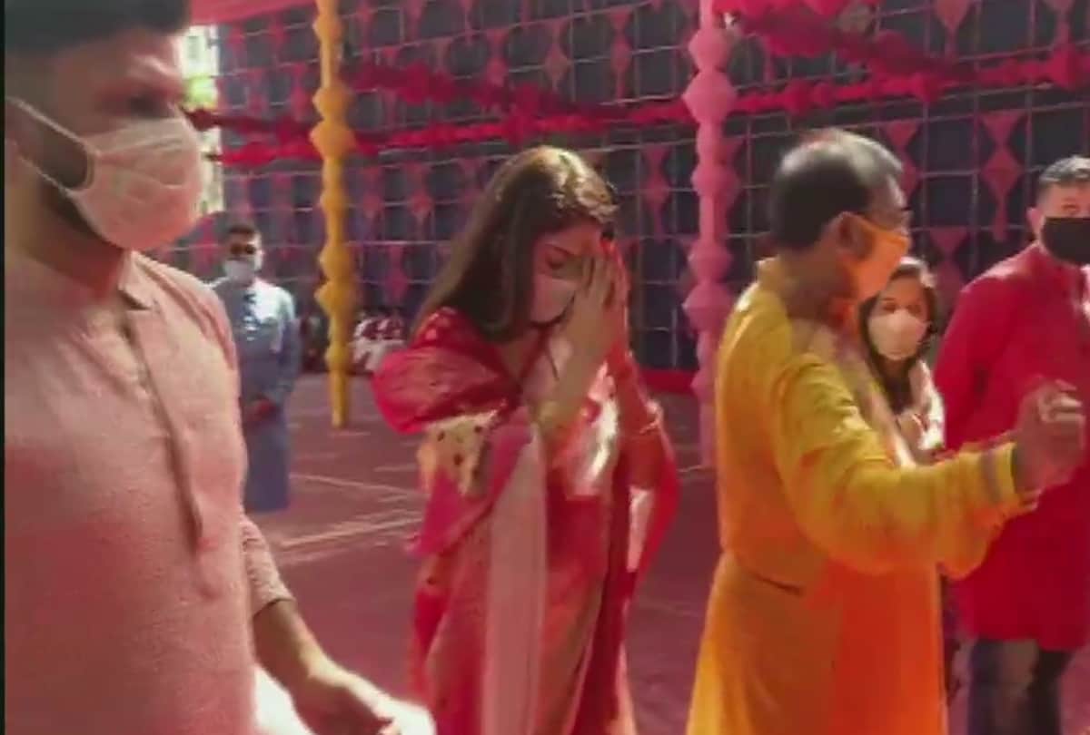 nusrat jahan on durga ashtami dhaak dance and worshiped