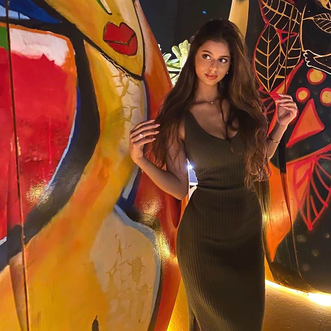 Shah rukh khan daughter suhana khan share mirror selfie