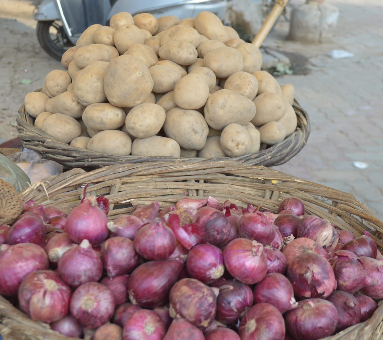 Hathras: Prices of potatoes on fire, onions also tear