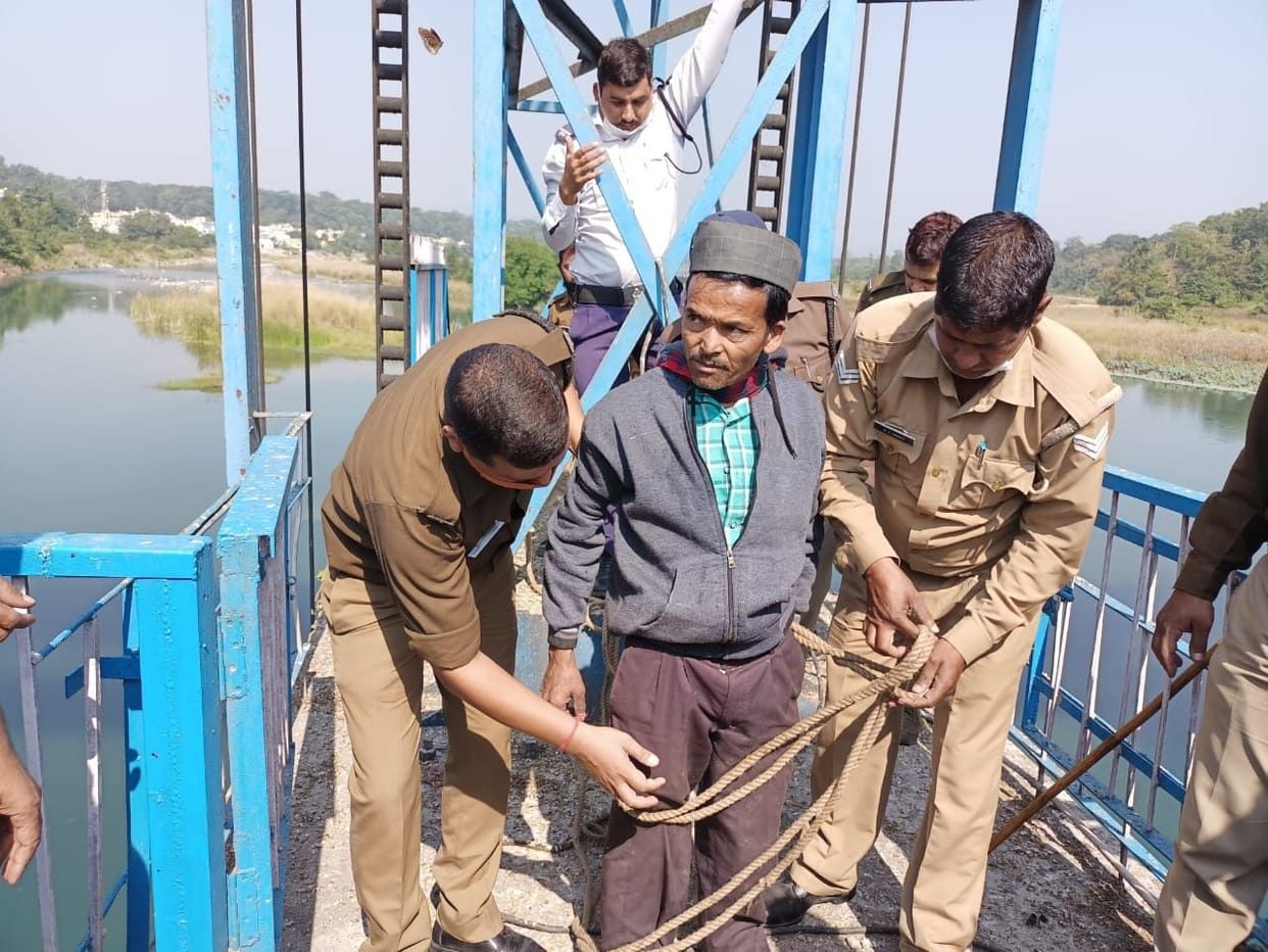 The elderly climbed the pillar of the Kosi barrage bridge, the police had to struggle hard to take off
