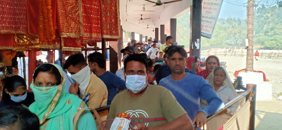 Devotees prayed in the court of Maa Adishakti