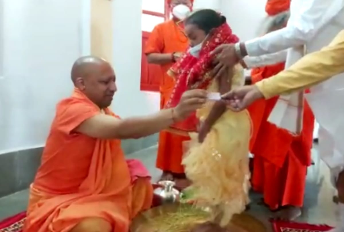 CM Yogi Adityanath kanya pujan during vijayadashami 2020 see photos gorakhnath temple