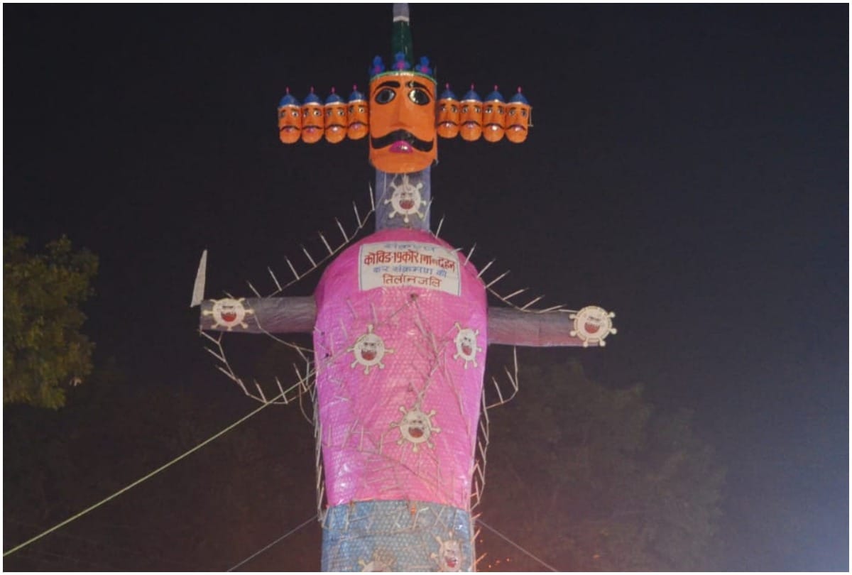 Lucknow: Ravana symbol of evil burnt in Aishbag, 70 foot effigy burnt