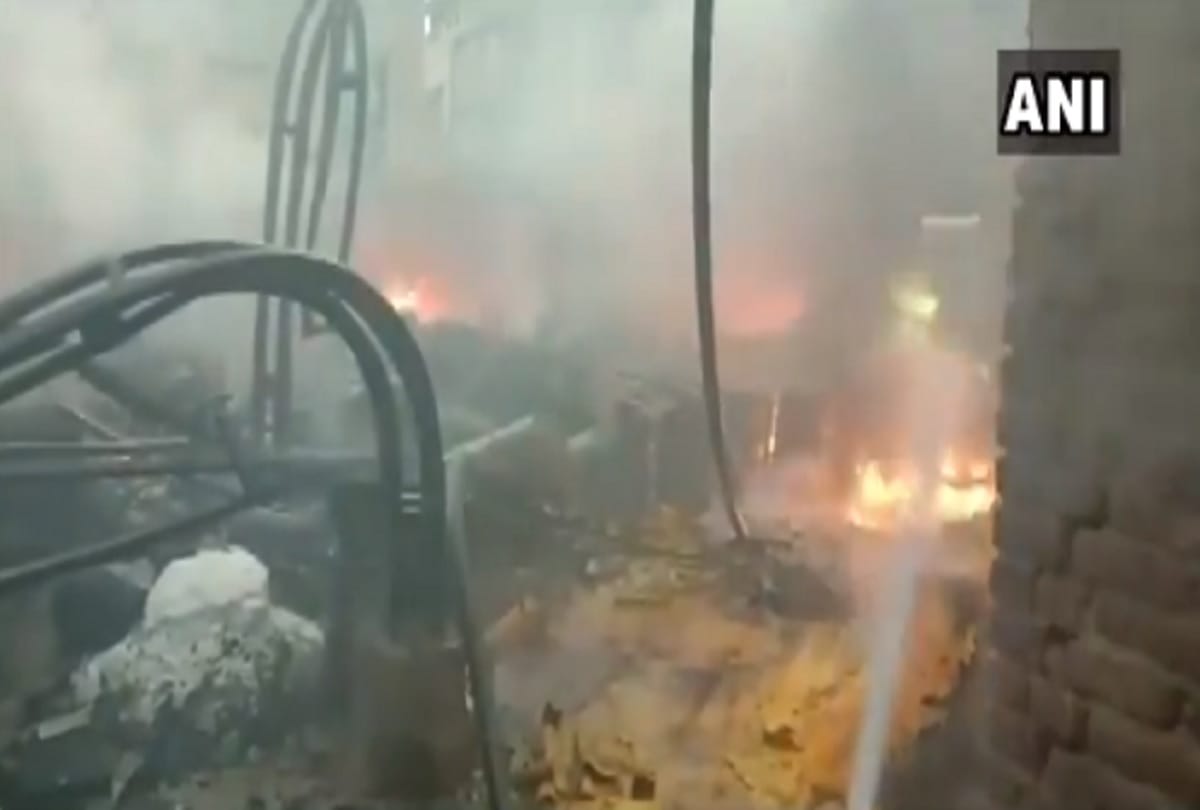 fire broke out in  ink manufacturing factory located in Noida Sector 63