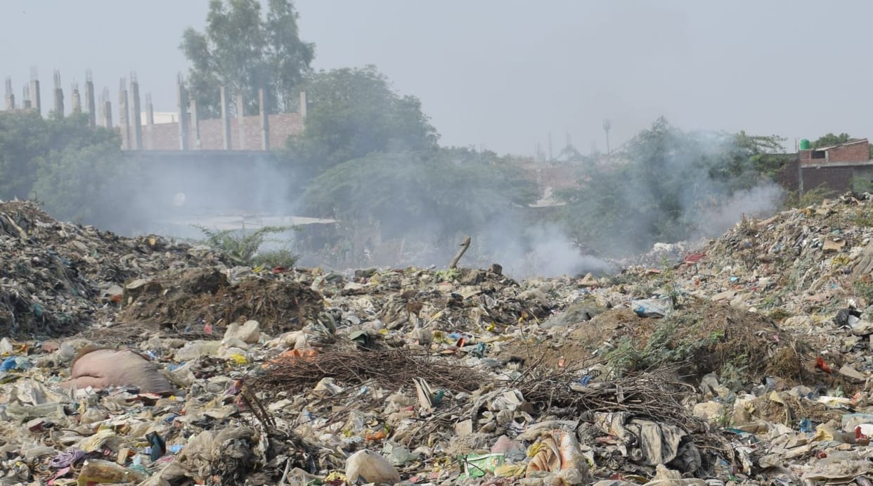 garbage on roAD, DUSTBIN MAKE SHOWPEIC
