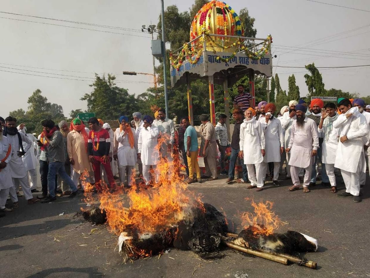 farmers burnt effigies of ten leaders
