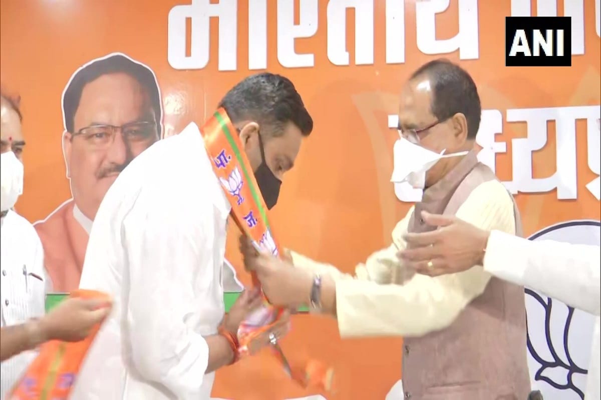 Madhya Pradesh: Congress MLA Rahul Lodhi tenders his resignation to Protem Speaker Rameshwar Sharma.