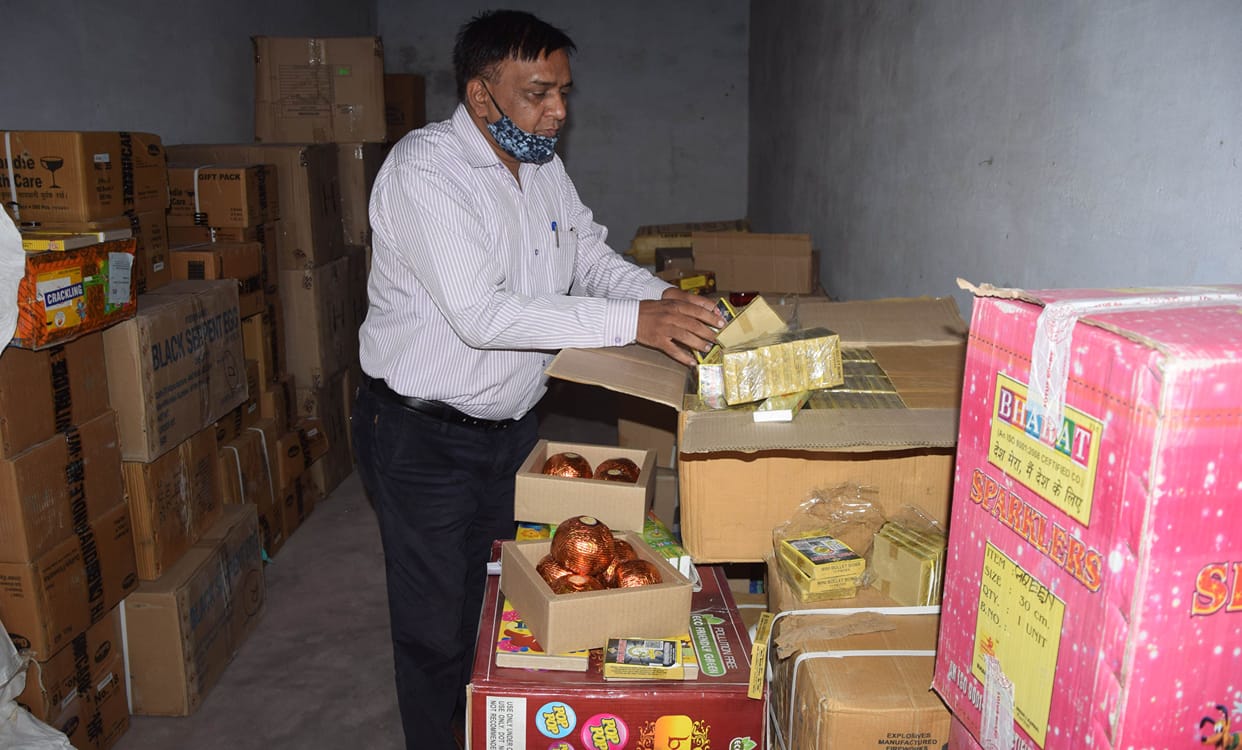 The business of selling bomb-firecrackers was going on under the guise of a kite shop, goods worth five and a half lakhs seized