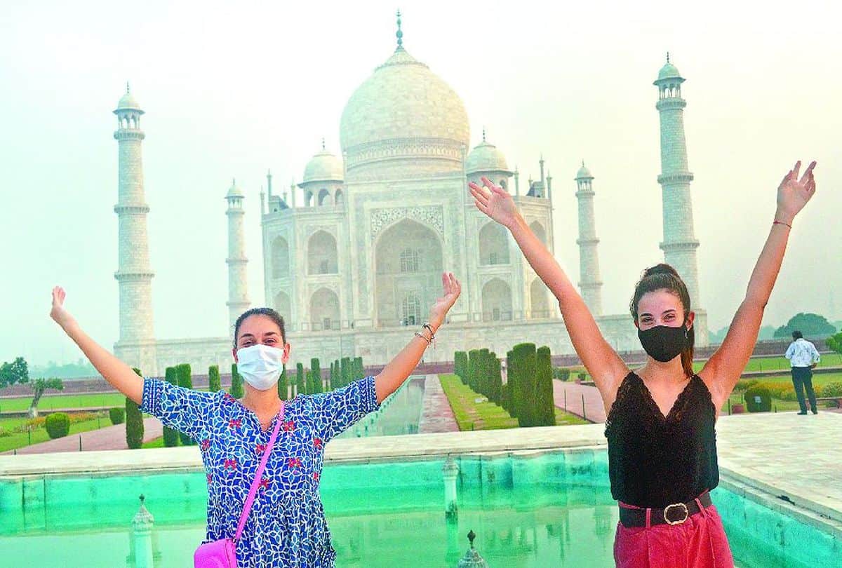 Tourist At Tajmahal Return Without Seen Demand For Ticket As Night View