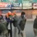 भाजपाइयों को गिरफ्तार करती पुलिस
