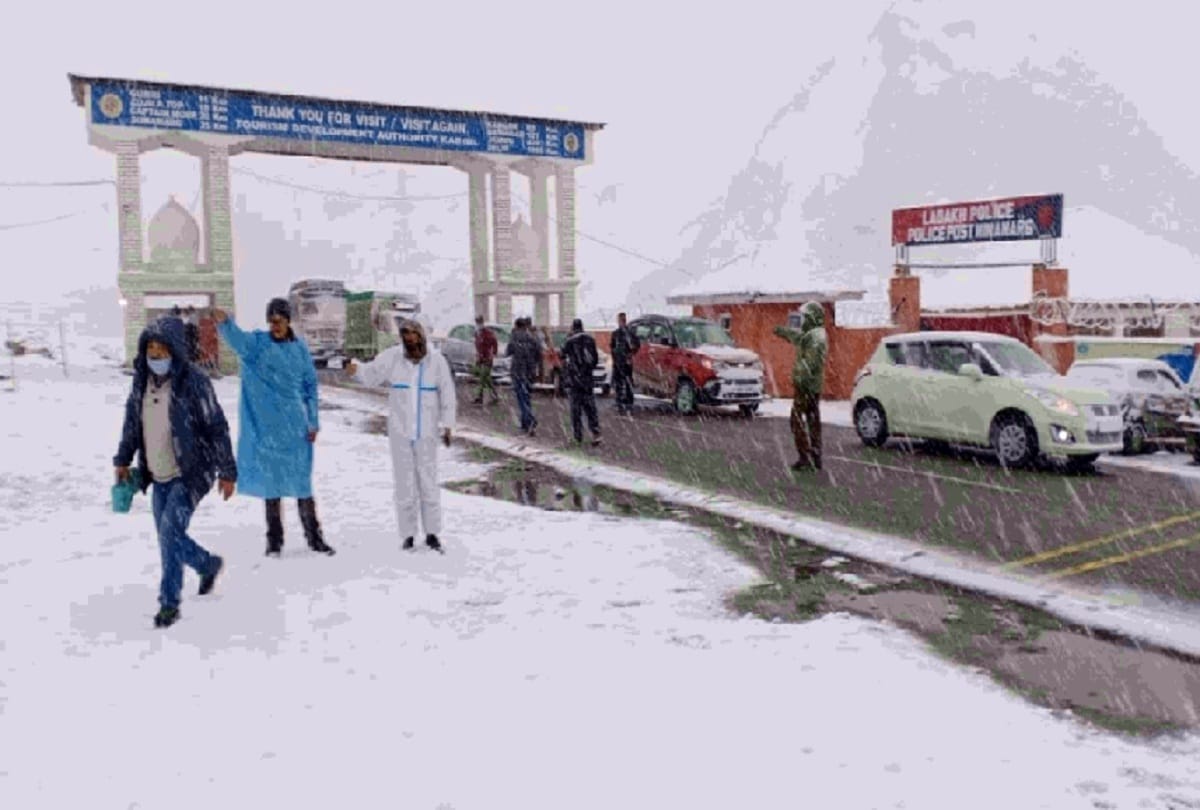 Weather changed in the mountains  snowfall in Dras and Gulmarg, Mughal road closed for vehicles