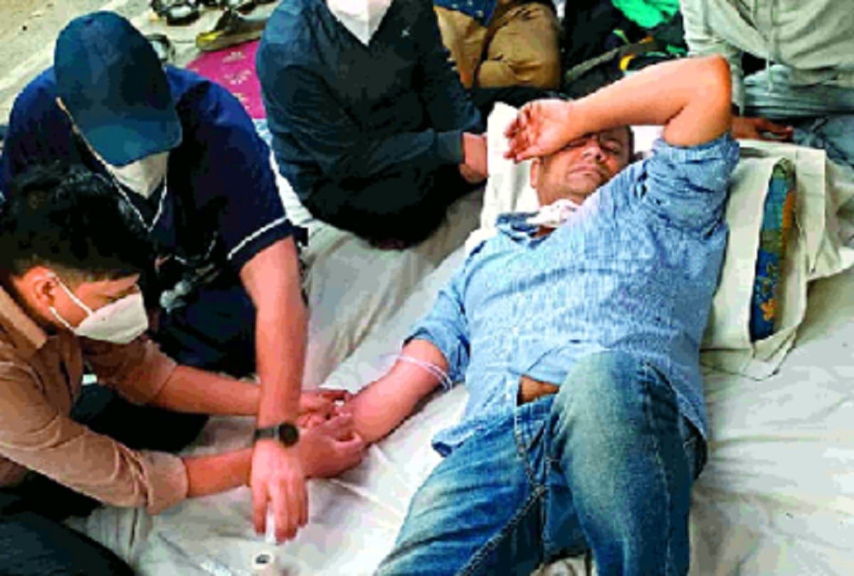 The health of a doctor sitting on hunger strike deteriorated