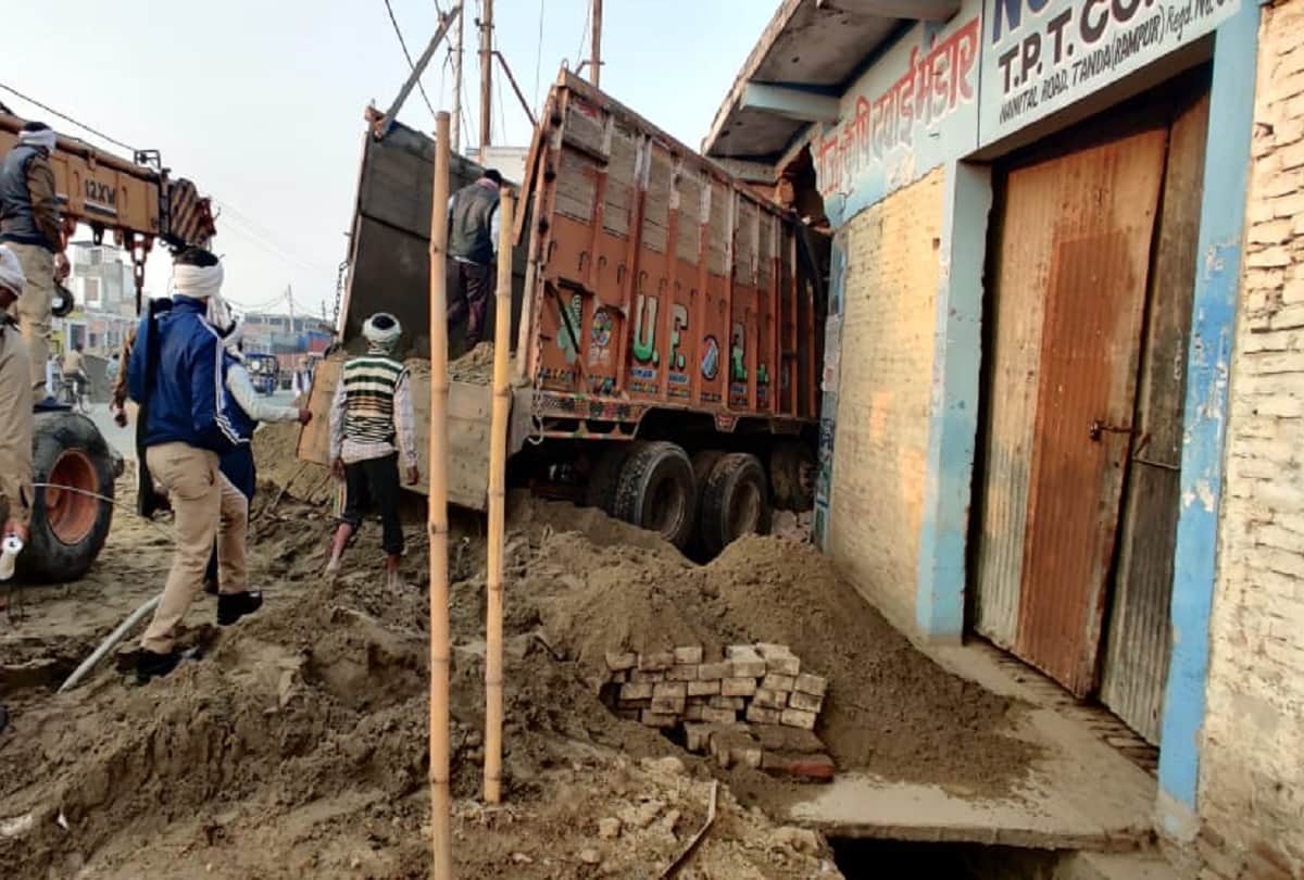 Truck carrying illegal mining meets accident in rampur