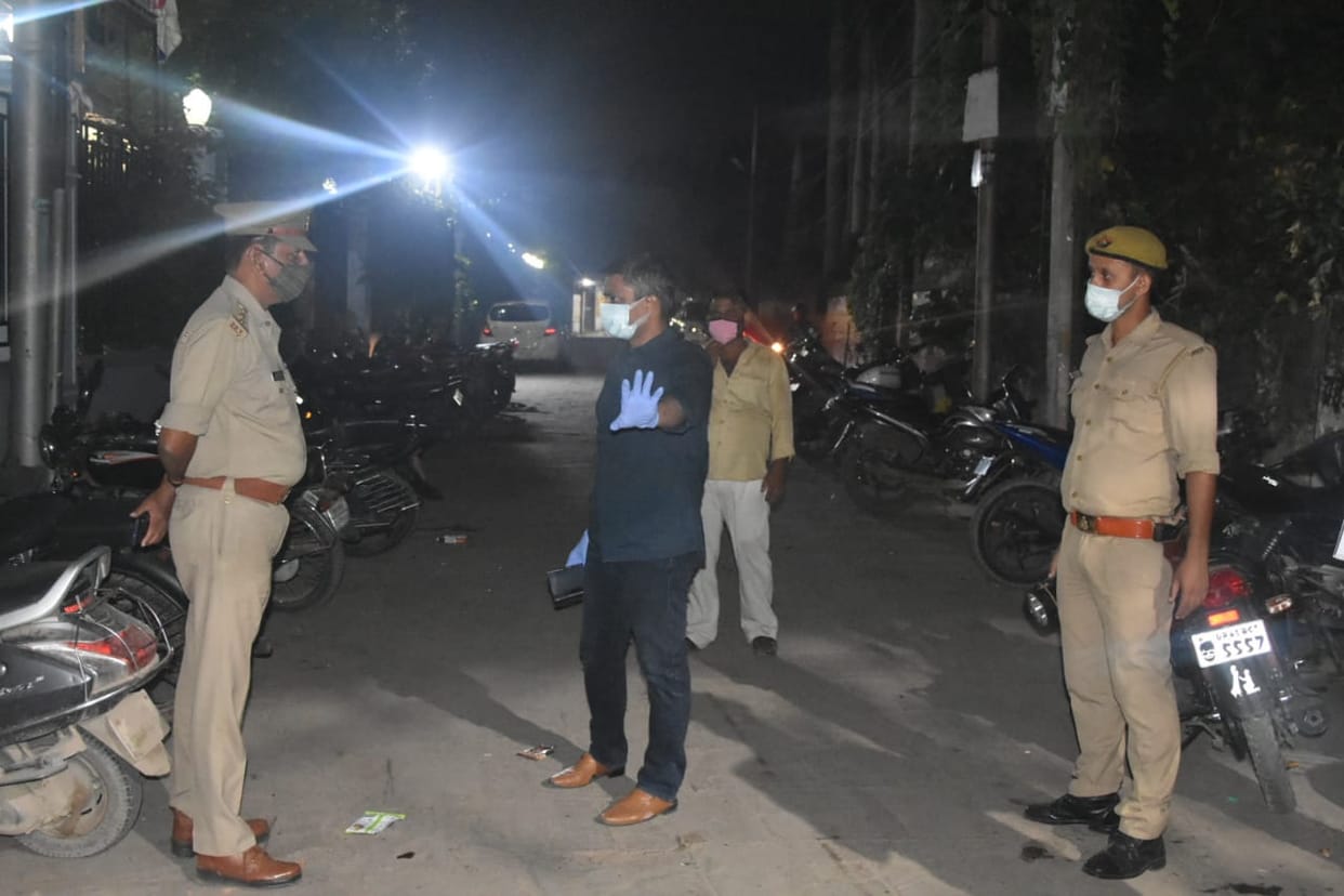 Two outpost incharges line up in varanasi