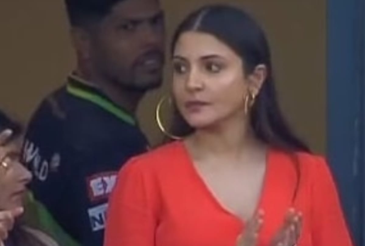 Anushka sharma cheers to virat kohli and flaunts baby bump