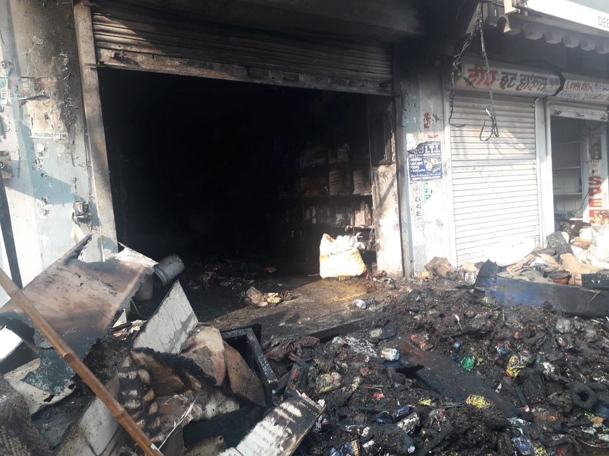 The shop caught fire below, the family trapped in the house, saved lives by making a sari rope