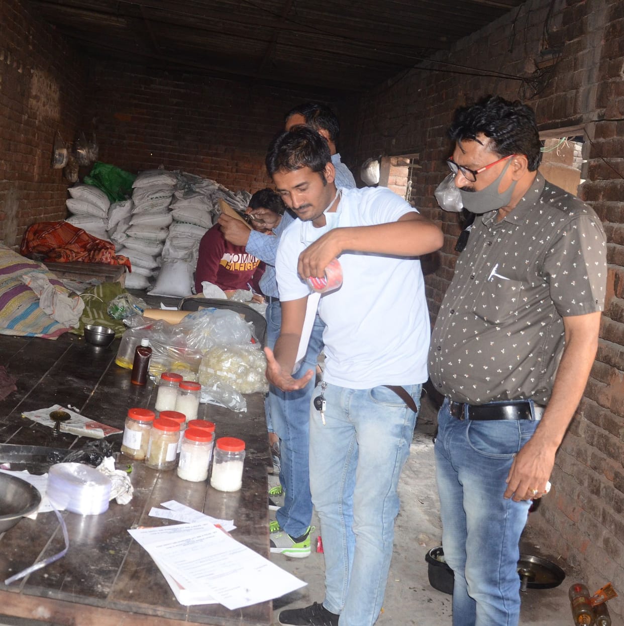Action of CM Flying: Dirt found in Petha godown, Flies were sitting on sweets, the team filled samples