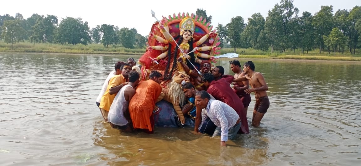 Singing, dancing, carrying statues, roaming, immersed