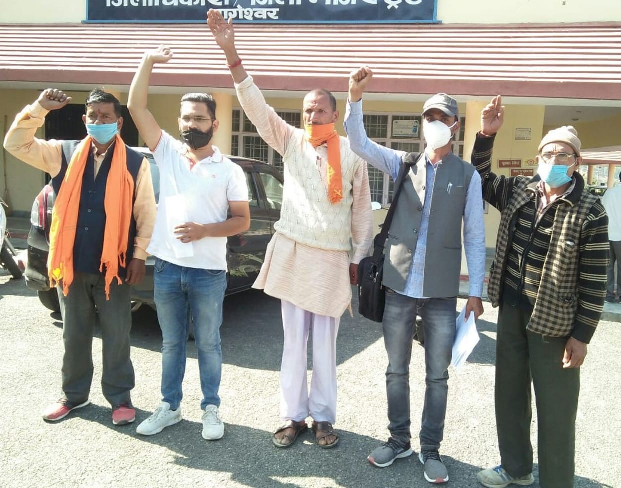 angry villagers of Sumgarh protested for proper water supply