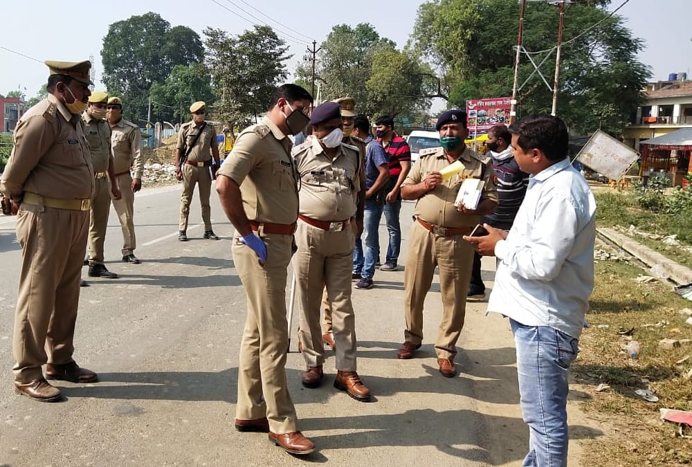 goons looted nine lakh rupees from an employee of investment company in Sultanpur.
