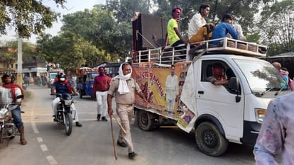 Panic ensued while going to immerse the idol durga puja police chased crowd DJ stopped in varanasi