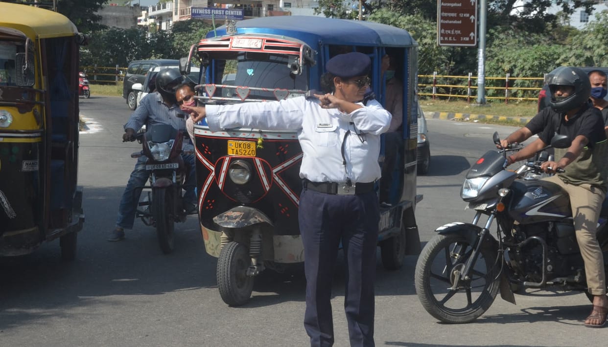 haridwar news: police constable kalpana is very humble with public during traffic duty