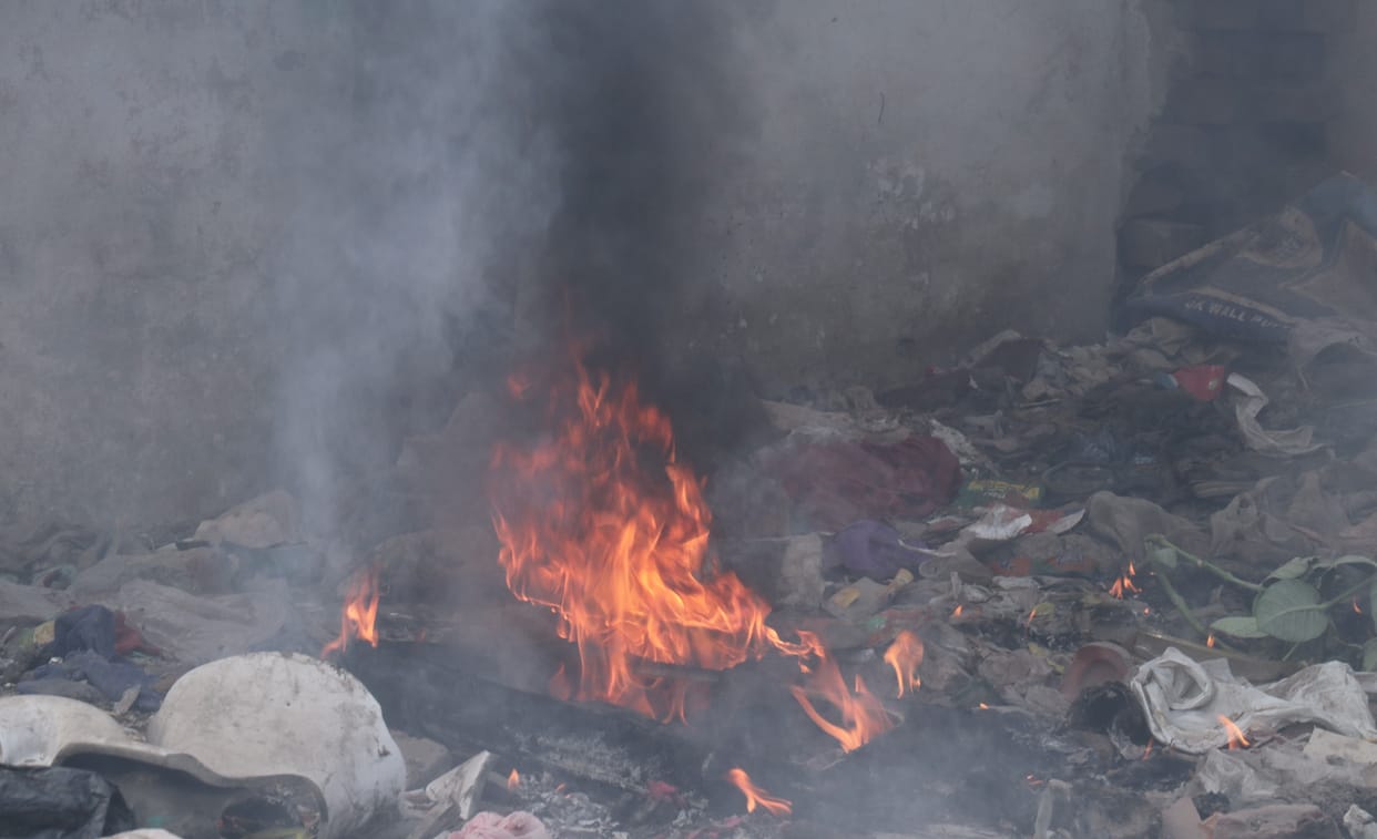 air pollution, aqi 265, people tense