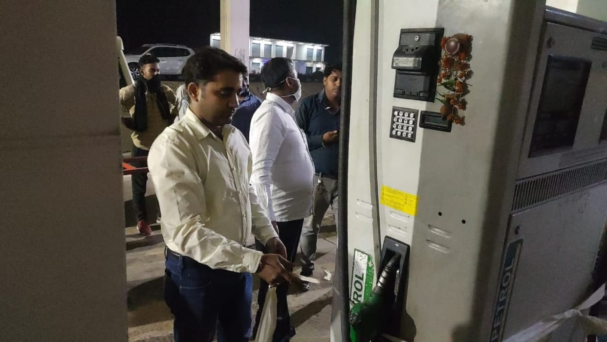 People created uproar over the mixing of water in fuel petrol pump seas in Varanasi