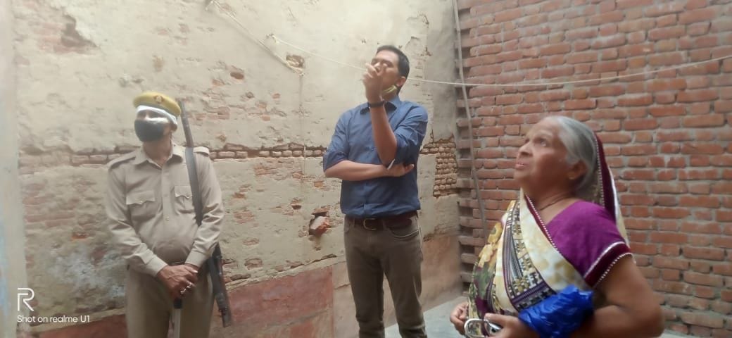 Hathras: After breaking the lock, the SDM Sadar got the old lady into the house