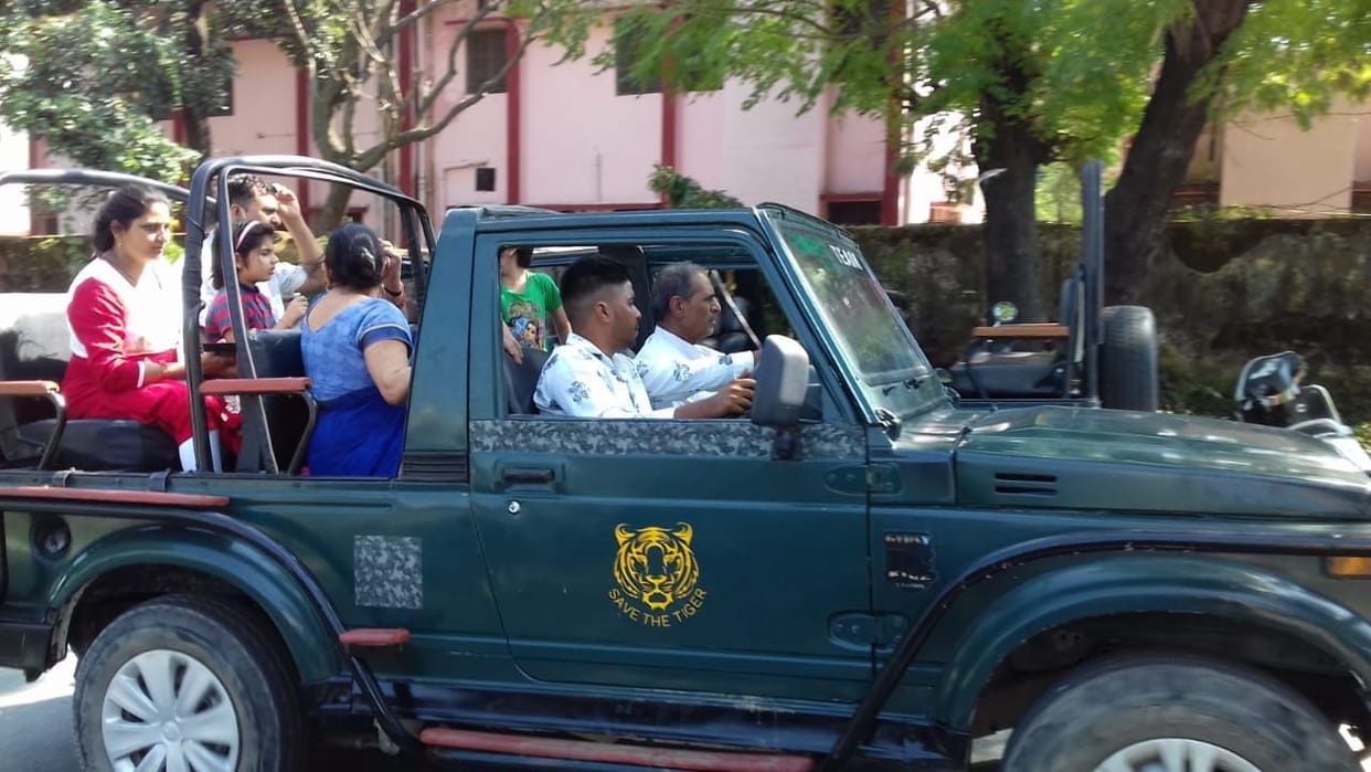 Tourists enjoy jungle safari, more than two thousand tourists reached Ramnagar on weekends