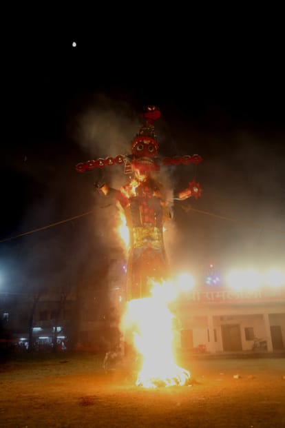 हल्द्वानी श्रीराम लीला मैदान में दशहरे के अवसर पर धू कर जलता रावण ।         अमर उजाला