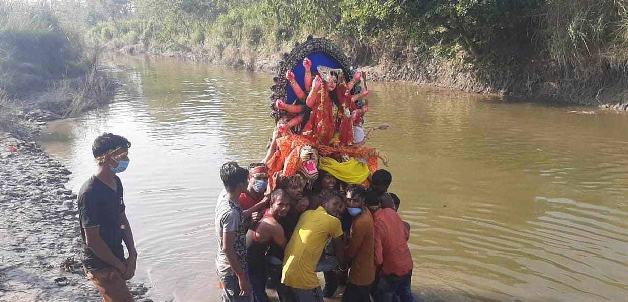 Statues immersed with cheer