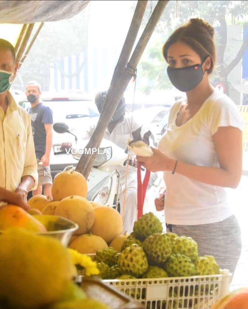 Malaika Arora spotted to buying fruits from vendors in mumbai