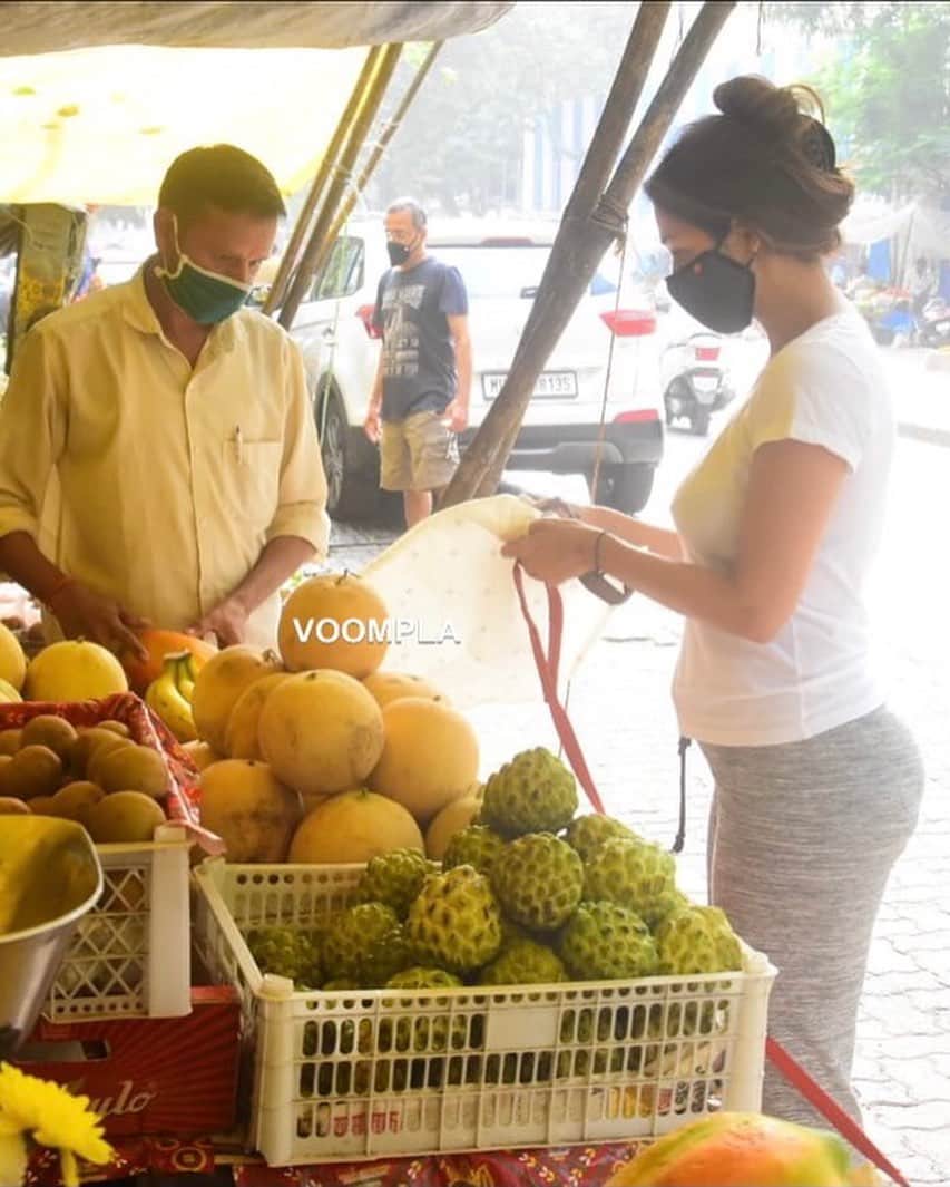 Malaika Arora spotted to buying fruits from vendors in mumbai