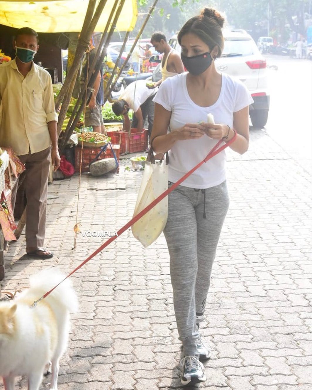 Malaika Arora spotted to buying fruits from vendors in mumbai