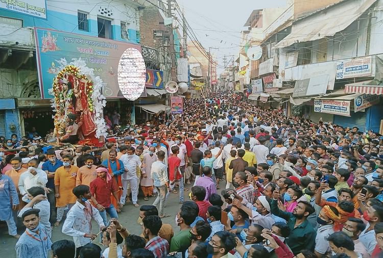 Immersion Of Mother Durga Statue In Kali Bari Of Jhansi Amar Ujala Hindi News Live झांसी 9288