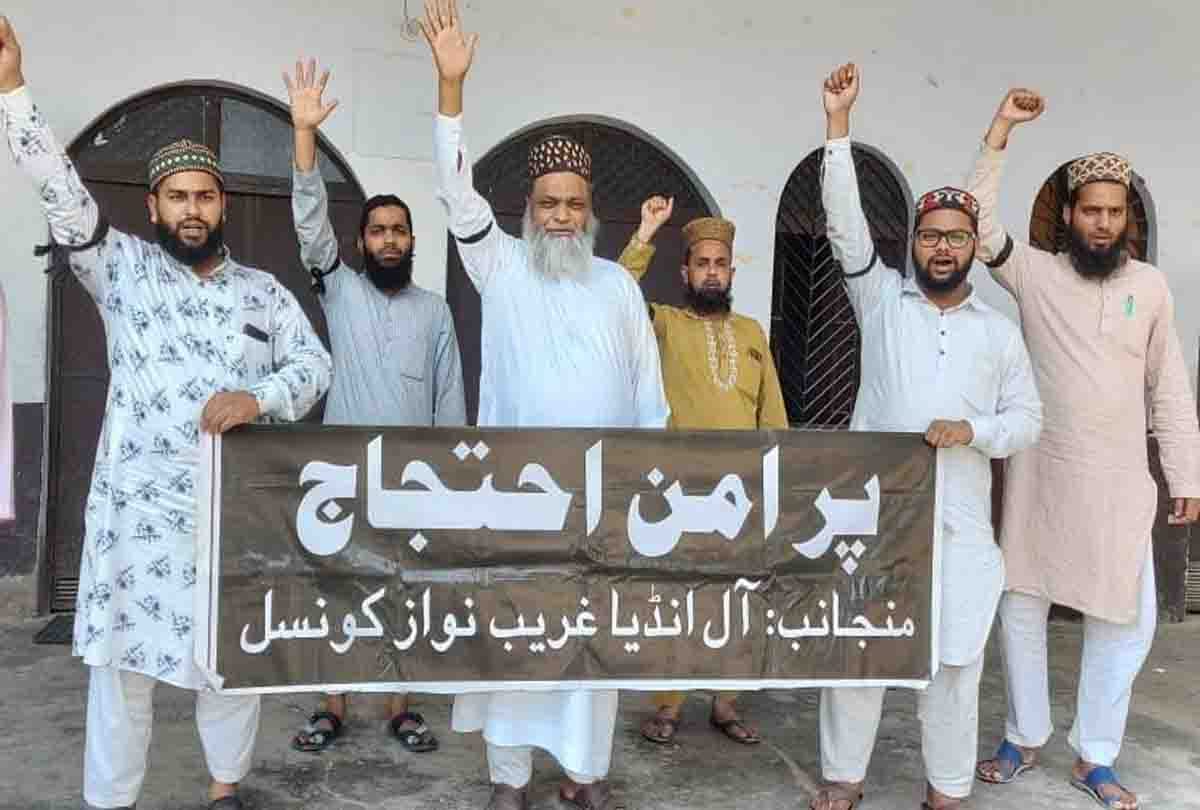 Kanpur: France condemned in the cartoon episode of Prophet Sahab, black strip dam ulama protest