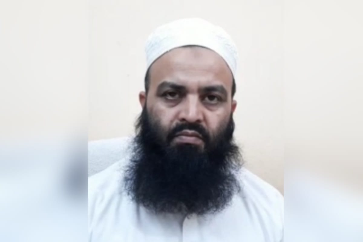 Deobandi Ulama said that Intsar Ali should not have beard and quit his job