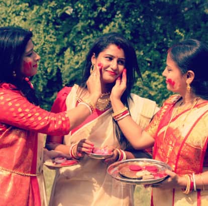 सिंदूर वाली होली खेलती महिलाएं।