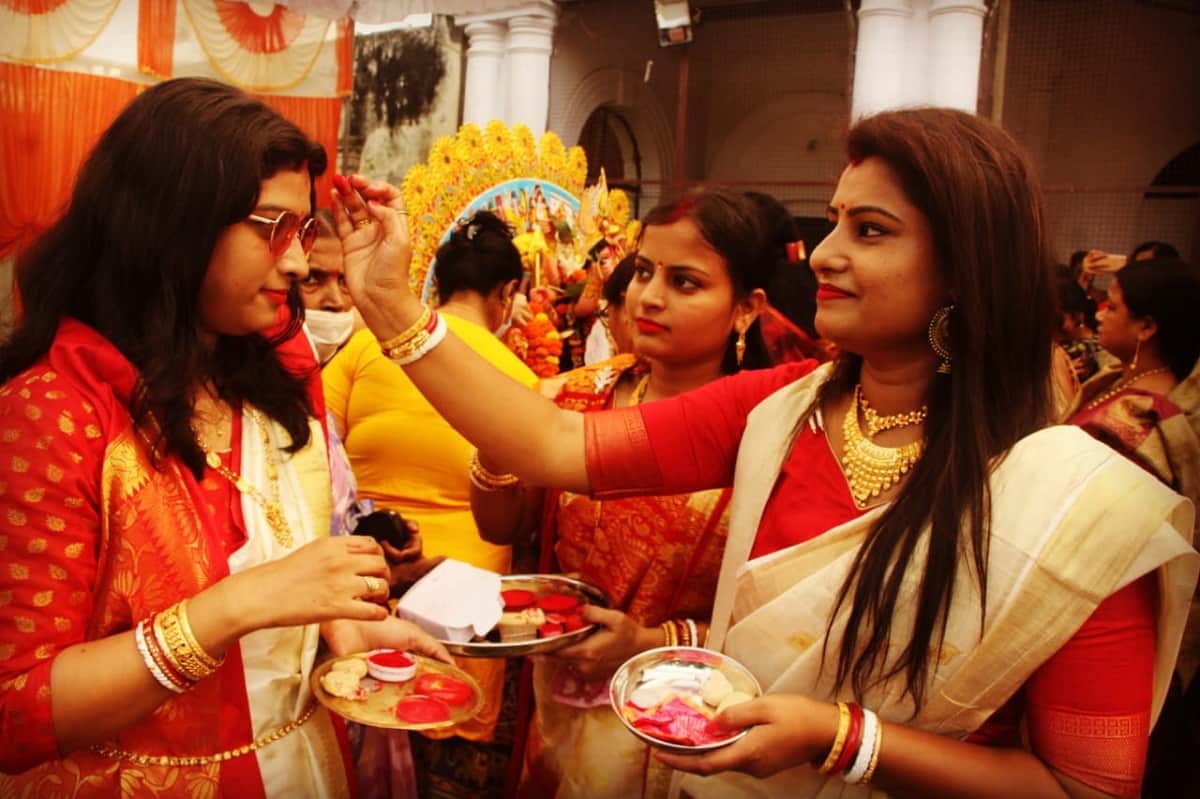Navratr 2020: Farewell to Maa Durga 400-year-old tradition played by women of Bangi Samaj played Holi of Sindoor in varanasi