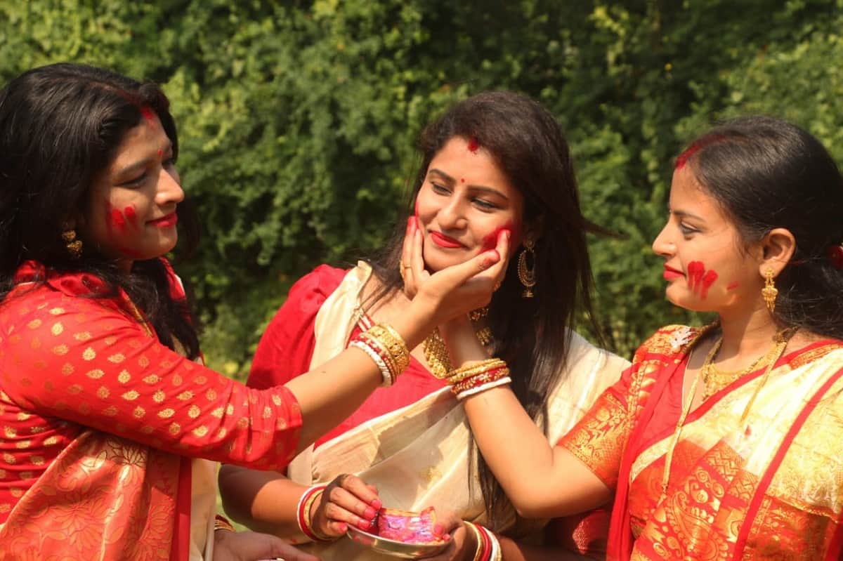 Navratr 2020: Farewell to Maa Durga 400-year-old tradition played by women of Bangi Samaj played Holi of Sindoor in varanasi