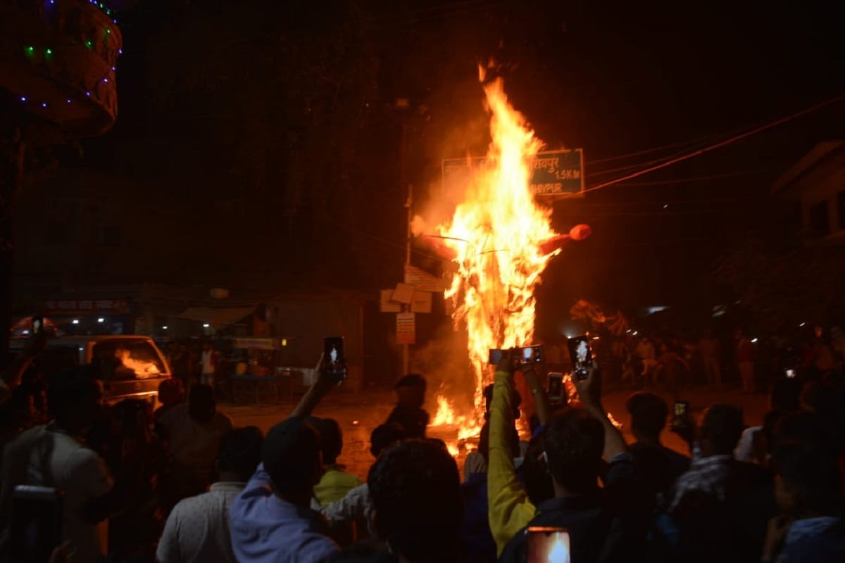 Varanasi Vijayadashami 2020: banaras people reach to see Ravana Dahan social distancing not follow