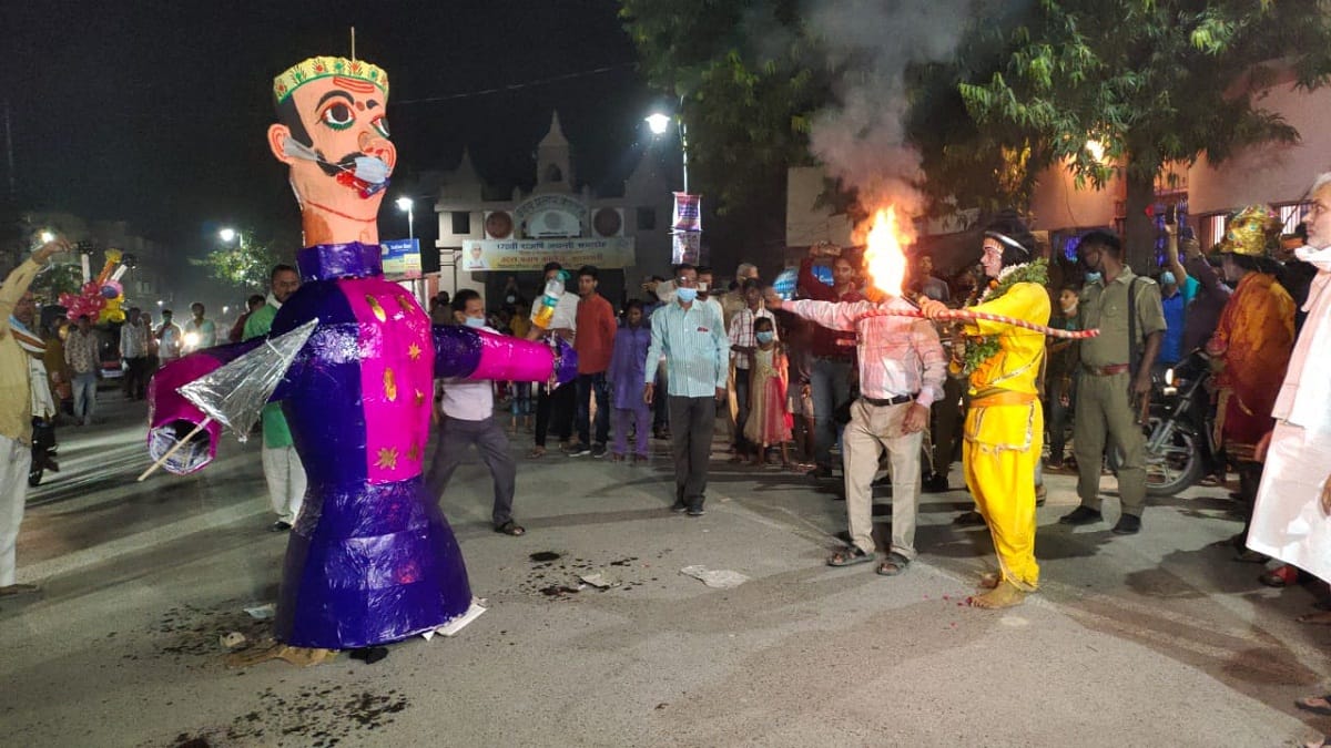 Varanasi Vijayadashami 2020: banaras people reach to see Ravana Dahan social distancing not follow