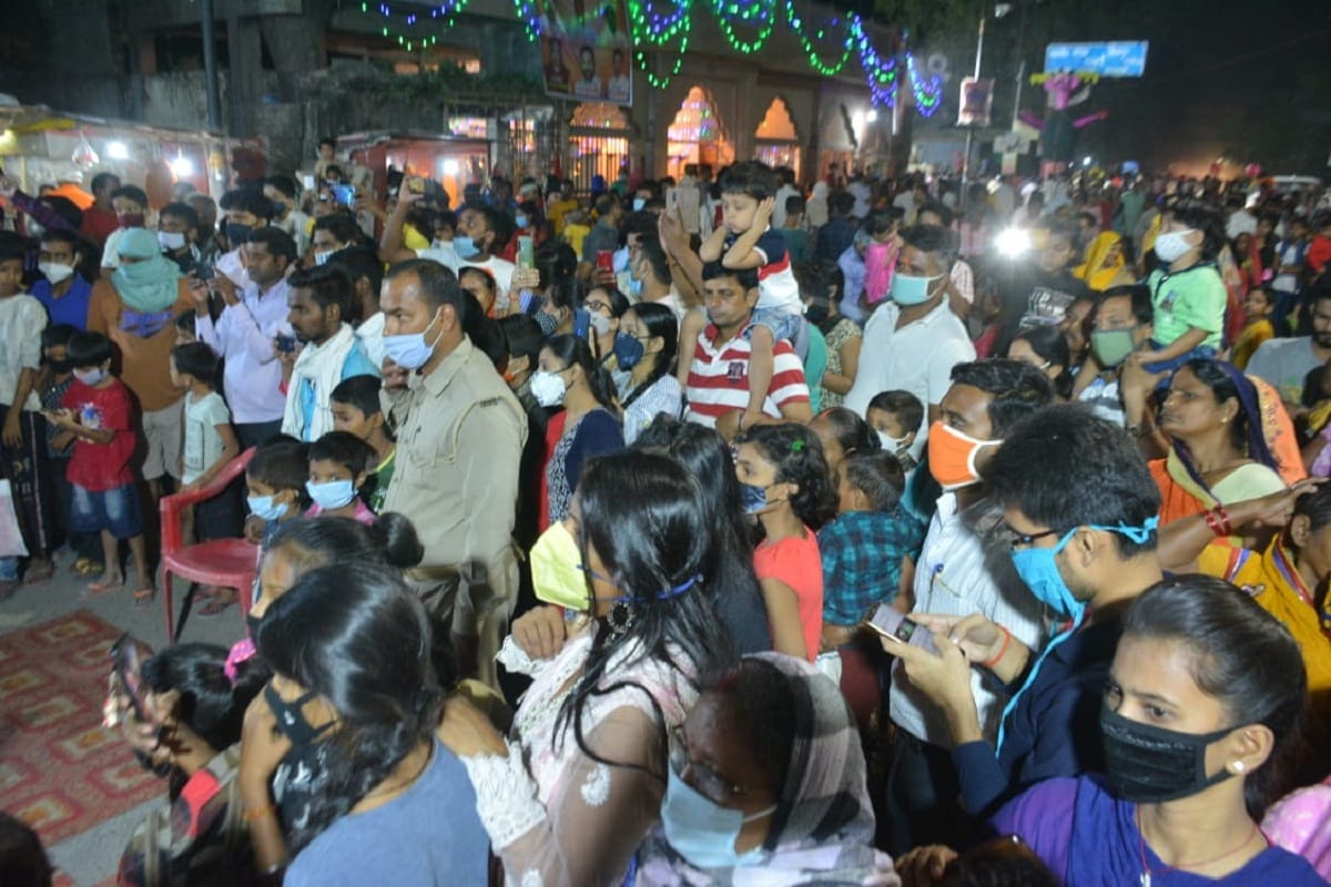 Varanasi Vijayadashami 2020: banaras people reach to see Ravana Dahan social distancing not follow