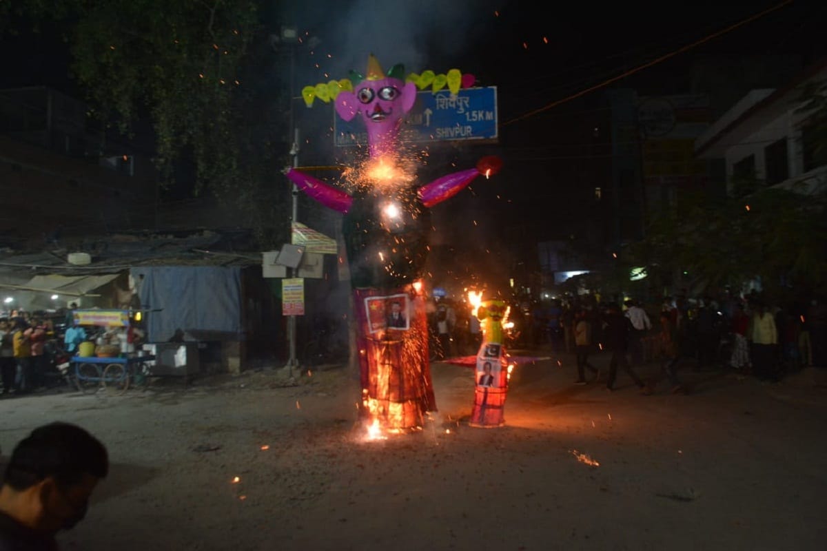 Varanasi Vijayadashami 2020: banaras people reach to see Ravana Dahan social distancing not follow