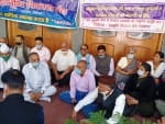 रामनगर सरकारी अस्पताल में धरना देते राज्य आंदोलनकारी।