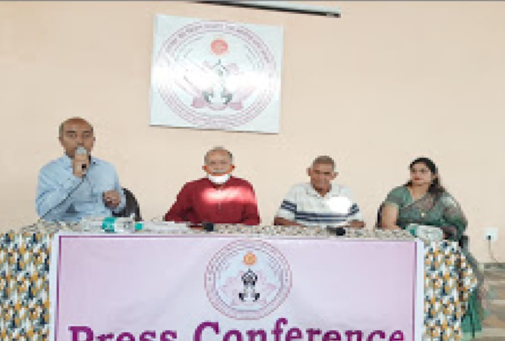 Uttarakhand: Retired Ifs Officer Chandra Mohan Bhandari Doing Good Job for Poor Children and Patients