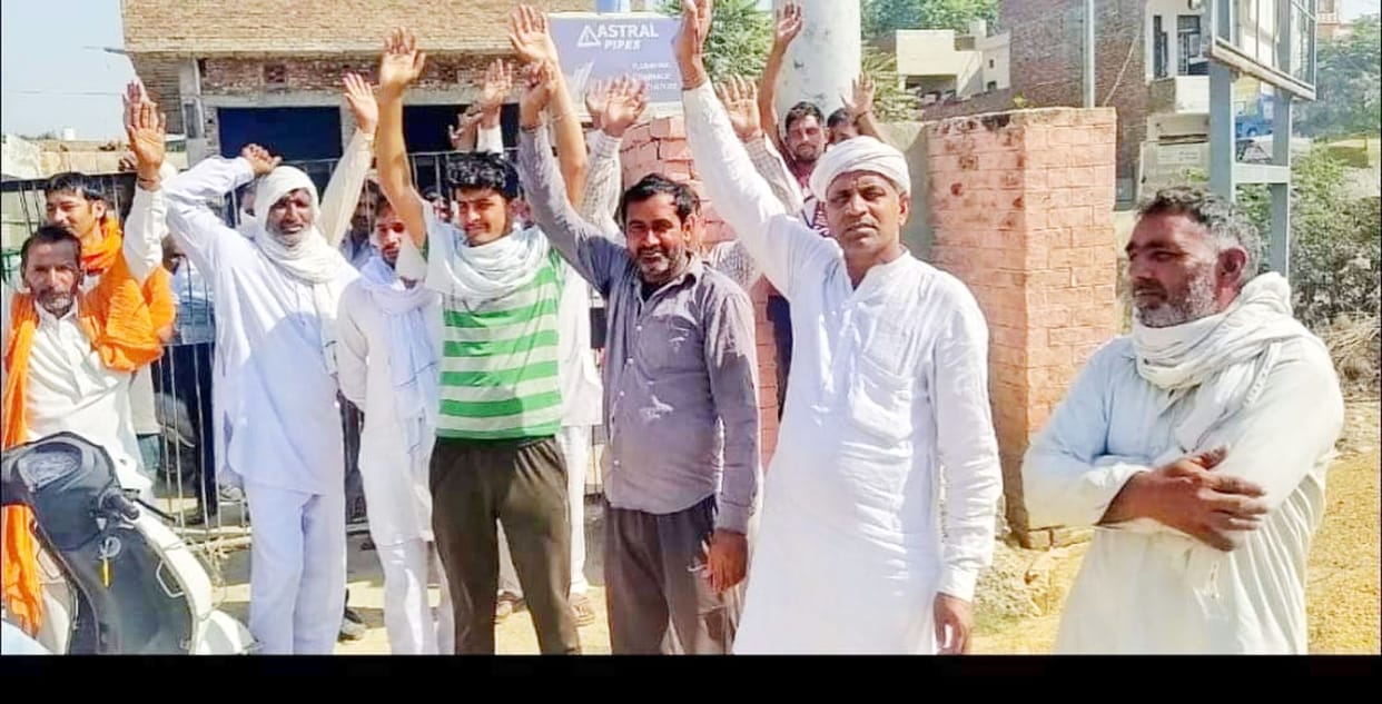 Farmers again lock Mandi gate when paddy is not spoken