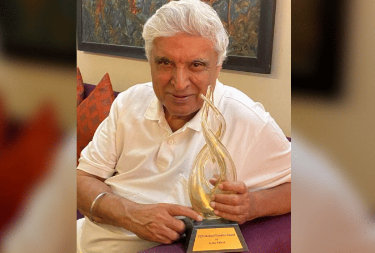 Shabana Azmi shares a picture of Javed Akhtar with his Richard Dawkins Award